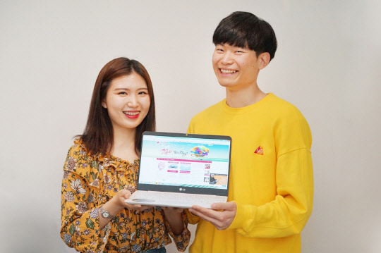 LG디스플레이는 자사의 공식 대학생 블로그 'D군의 This Play'가 운영 7년 만에 누적 방문자 1000만명을 돌파했다고 10일 밝혔다. 이 블로그는 대학생이 운영진으로 직접 참여해 2010년 7월에 처음 열어 1년 2개월 만에 100만명을 돌파한데 이어 7년만인 올해 5월 누적방문자 1000만 명을 기록했다.   LG디스플레이 제공